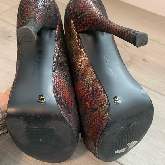 BCBG Generation red- bronze toned snakeskin inspired platform heels size 6.5 - Picture 3 of 8